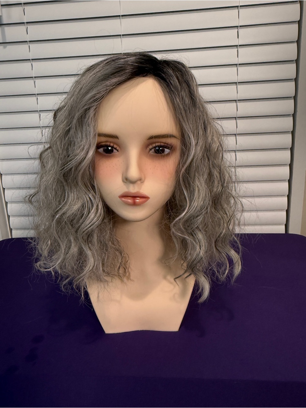 Gray Wavy Bob Wig - Stylish Women's Hairpiece